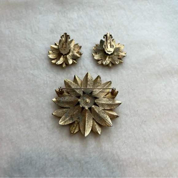 Sarah Coventry "Satin Petals" Signed Gold Tone Brooch & Matching Earrings -1964 - Picture 6 of 13